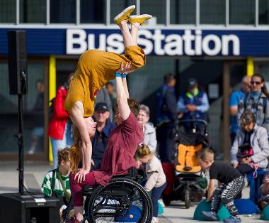 Look Mum, No Hands performers doing acrobatics