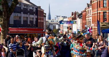 Betty Brown Bags performing in front of a packed Flag Market